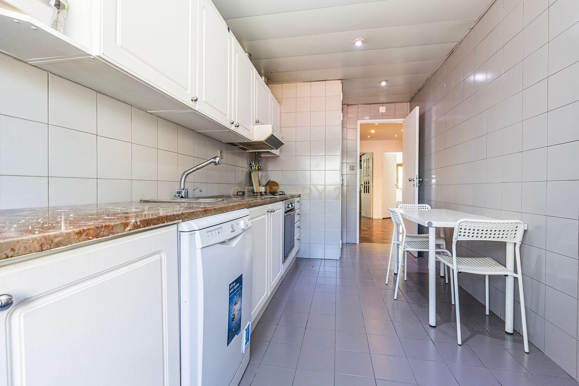 Fotografia 6 de APARTAMENTO T2|VARANDA|BENFICA|Rua José da Purificação Chaves