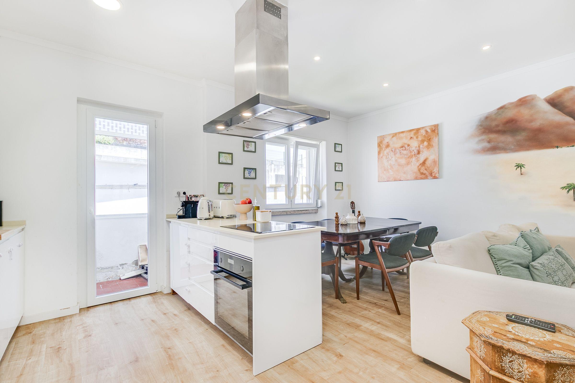 Apartamento T2 Remodelado com Varanda em Campo de Ourique, junto ao Jardim da Estrela - Image 9