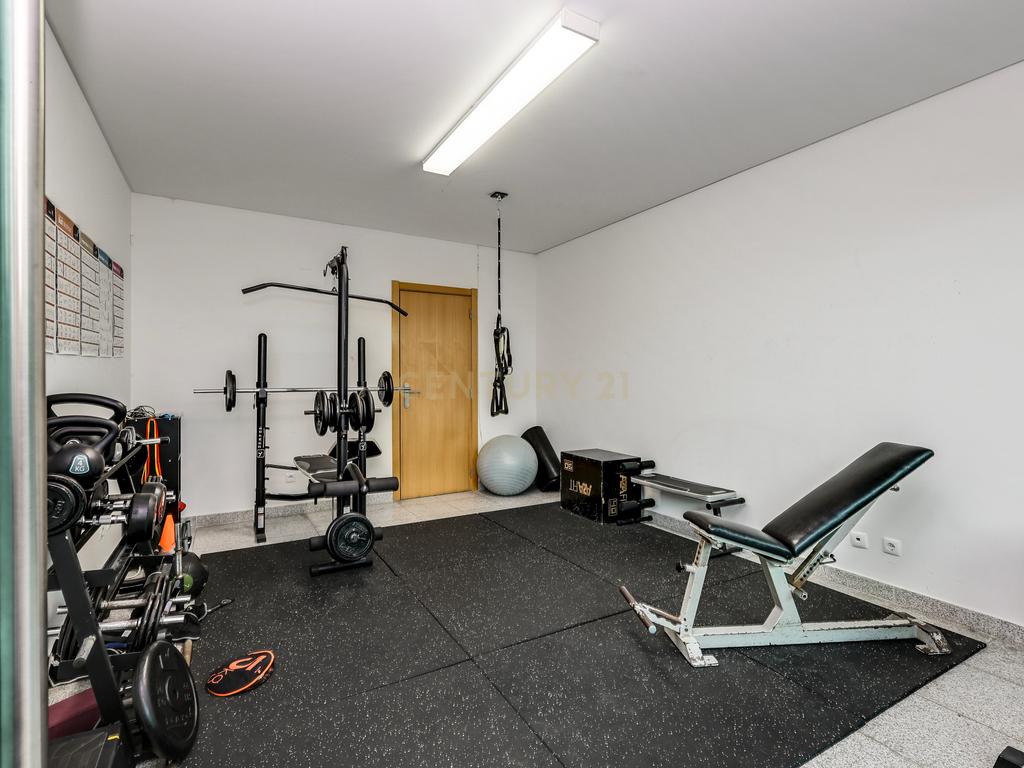 Apartamento T3 com vista panorâmica sobre o Jamor em condomínio fechado com piscina e ginásio - Image 26