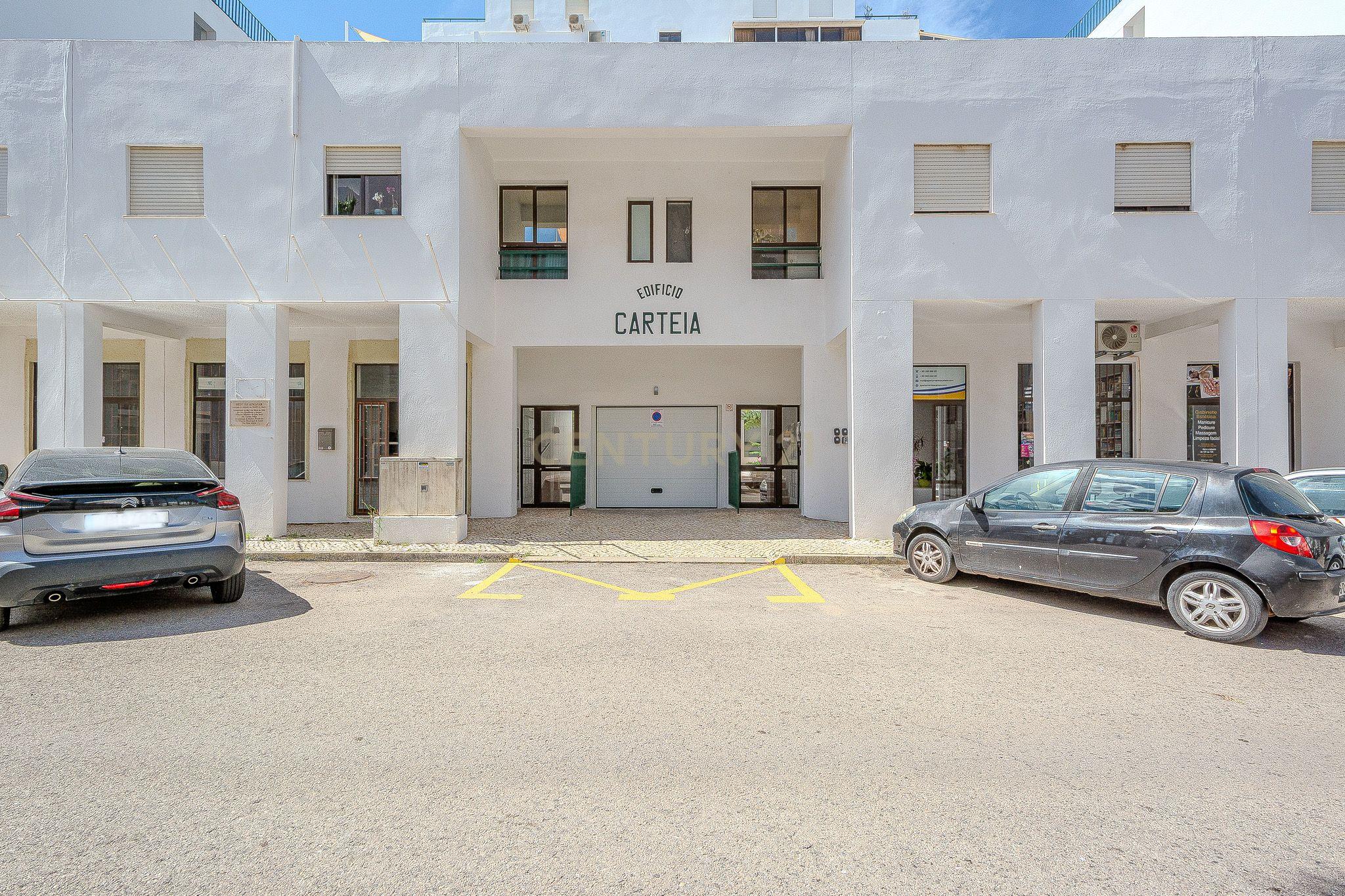 Apartamento T2 com Vista Mar na Primeira Linha de Praia – Quarteira - Image 30