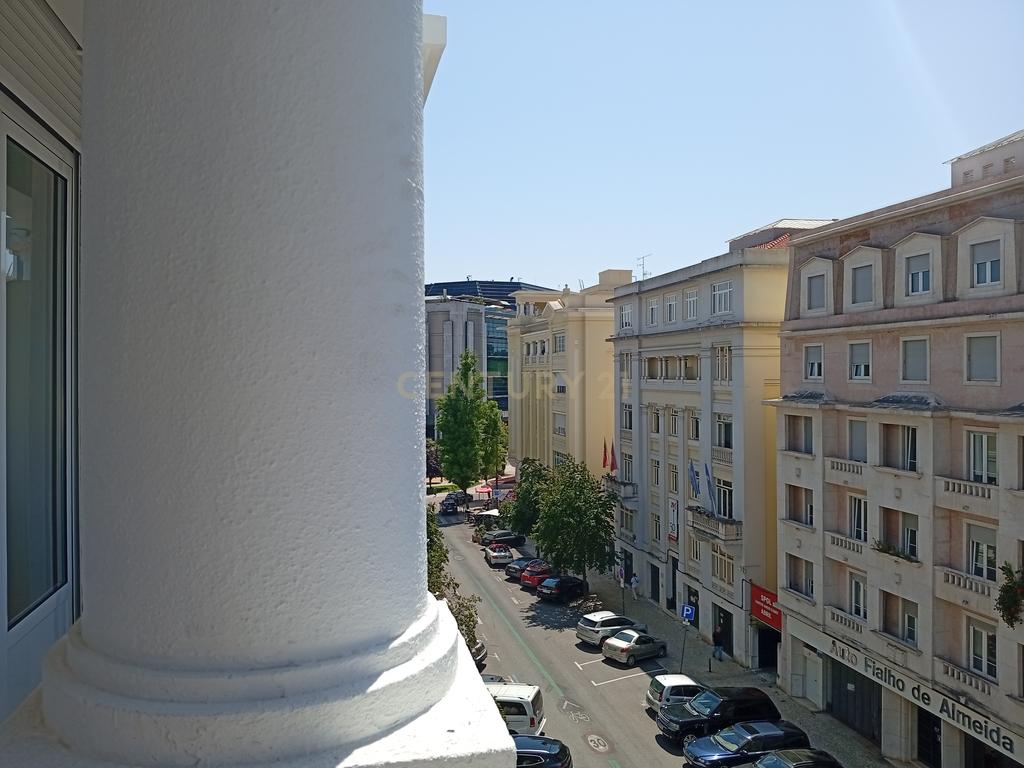 Situado no Bairro Azul junto do Metro e do El Corte Inglês/Fundação Gulbenkian, tem este apartamento com traça antiga com 7 assoalhadas dispostas numa área de 200 m². - Image 15