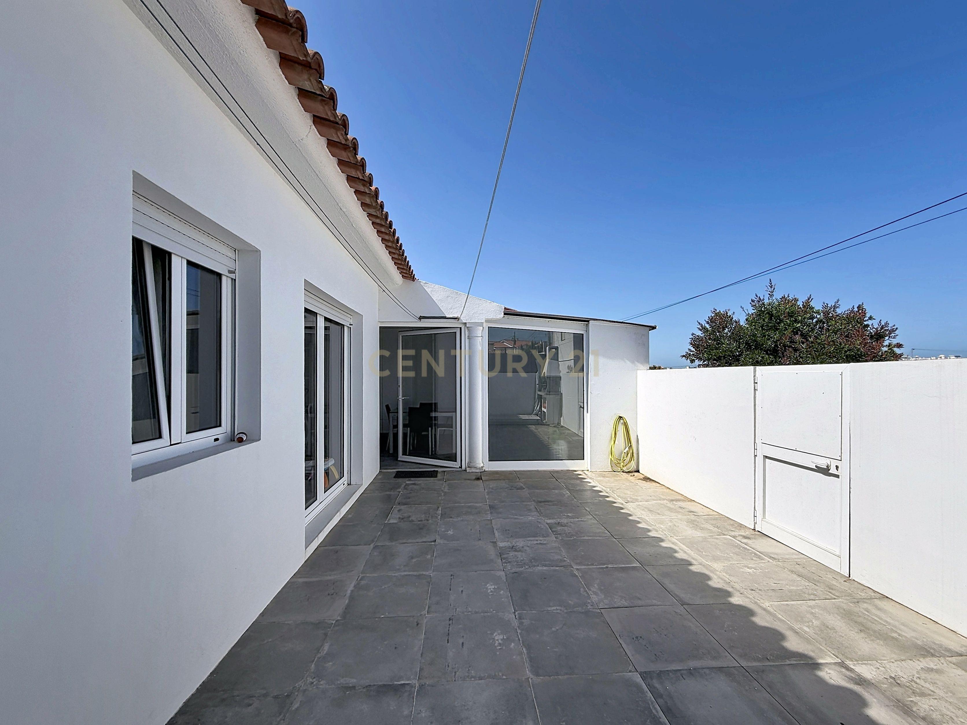 Fotografia 7 de Moradia T3 Térrea Renovada à Venda na Nazaré | Quintal | Suite | Pronta a Habitar