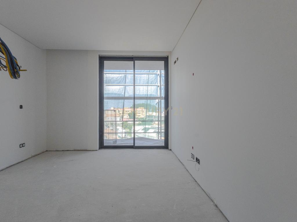 Apartamento T2+1(T3) último piso na cobertura com vista mar, com garagem dupla e arrumos o +1 com luz direta. - Image 2