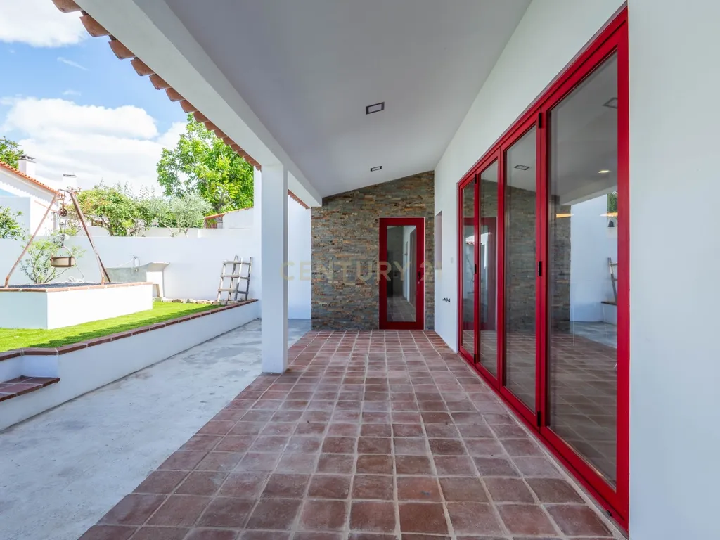 Moradia T2 Premium com Piscina, Suite e Acabamentos de Excelência - Image 27