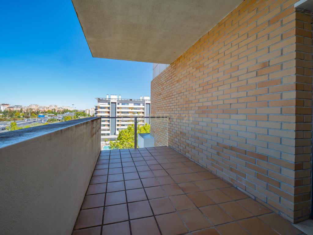 Apartamento T2 de Luxo Mobilado para arrendamento no Condomínio Pateo Central - Image 14