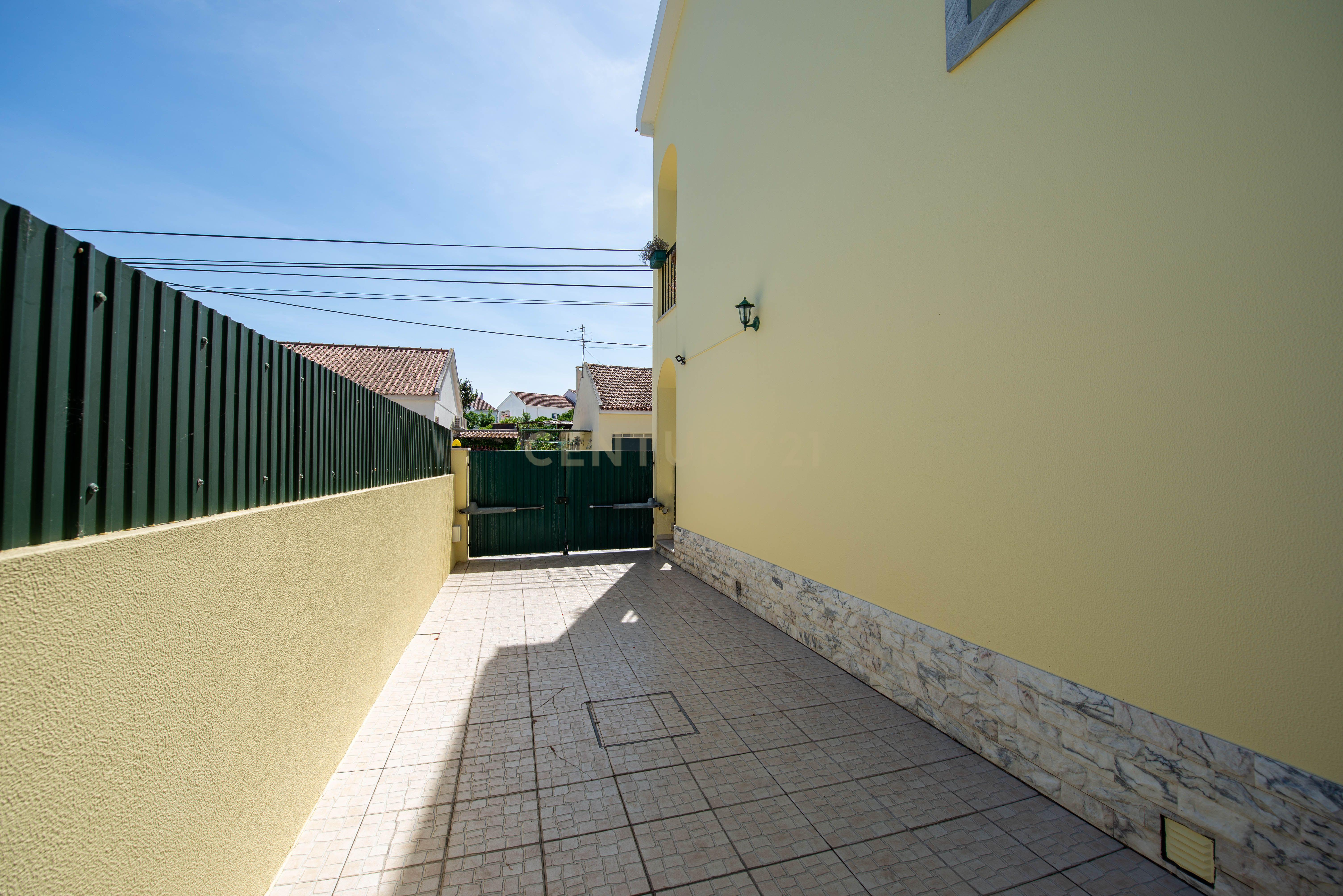Moradia T5 com garagem no Pinhal Novo - Centro da Vila - Image 43