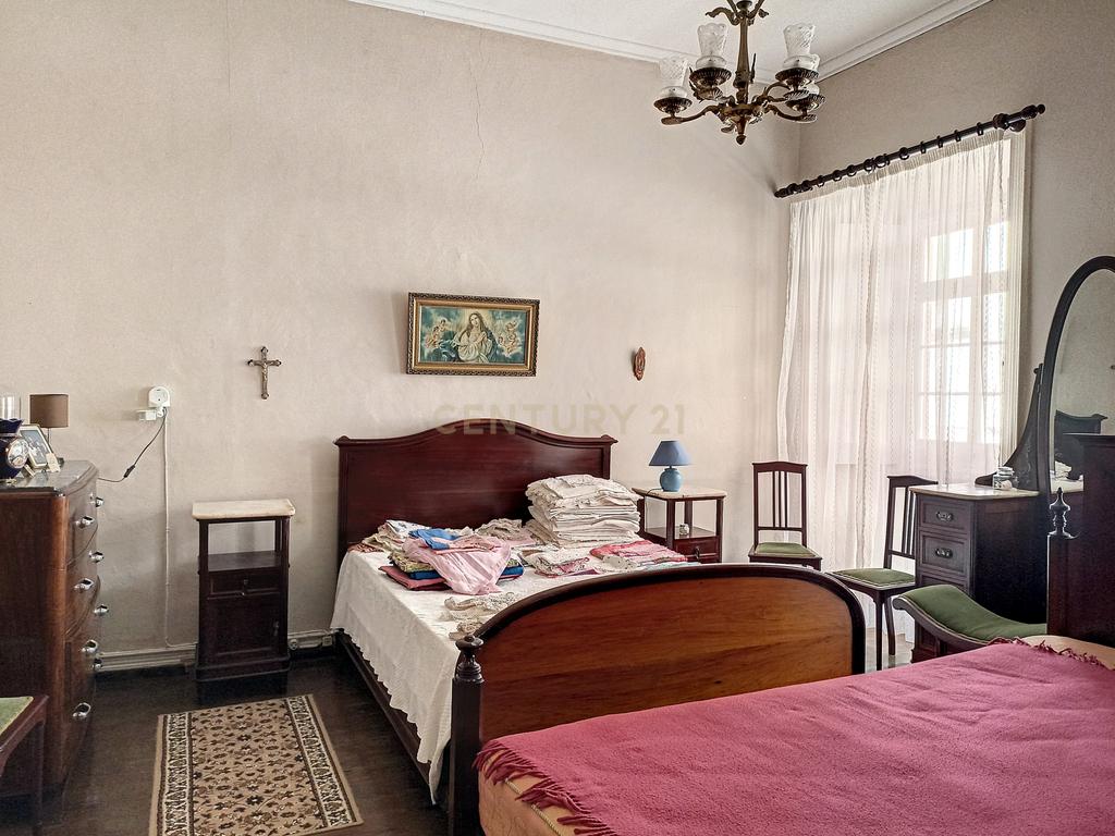 Moradia de estilo antigo com quintal no centro de Ponta Delgada - Image 18