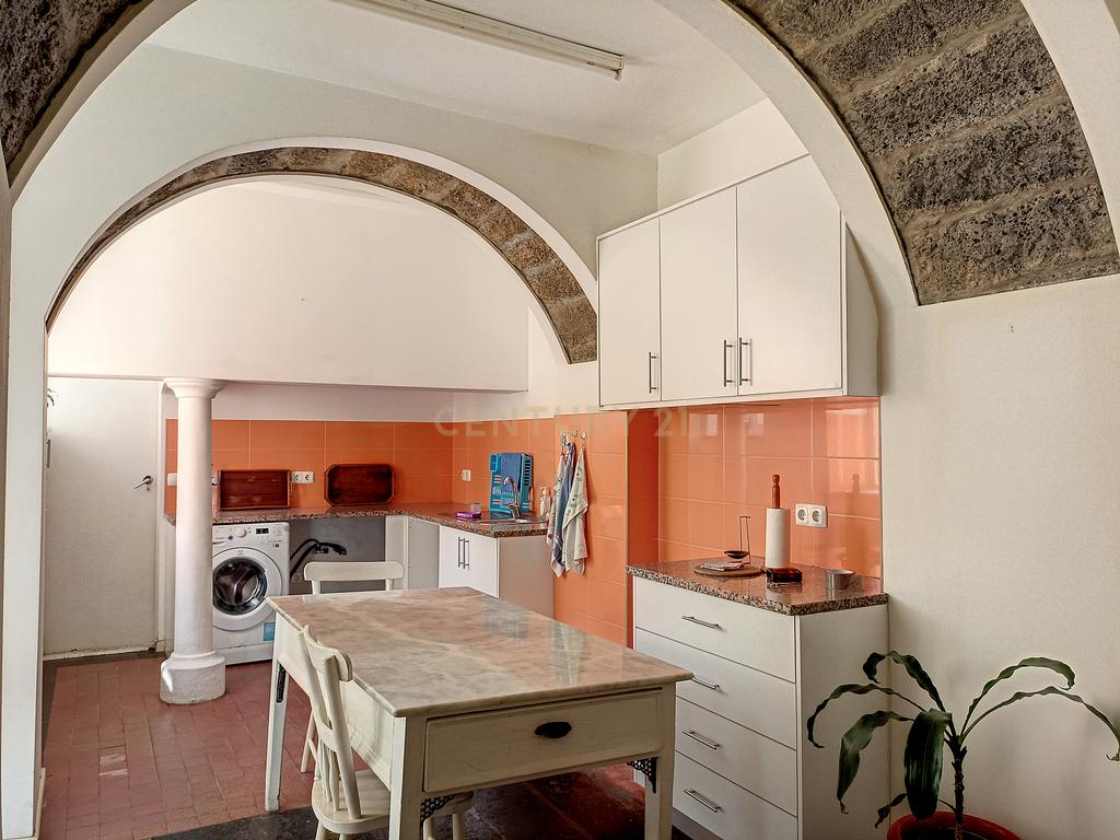 Moradia de estilo antigo com quintal no centro de Ponta Delgada - Image 19