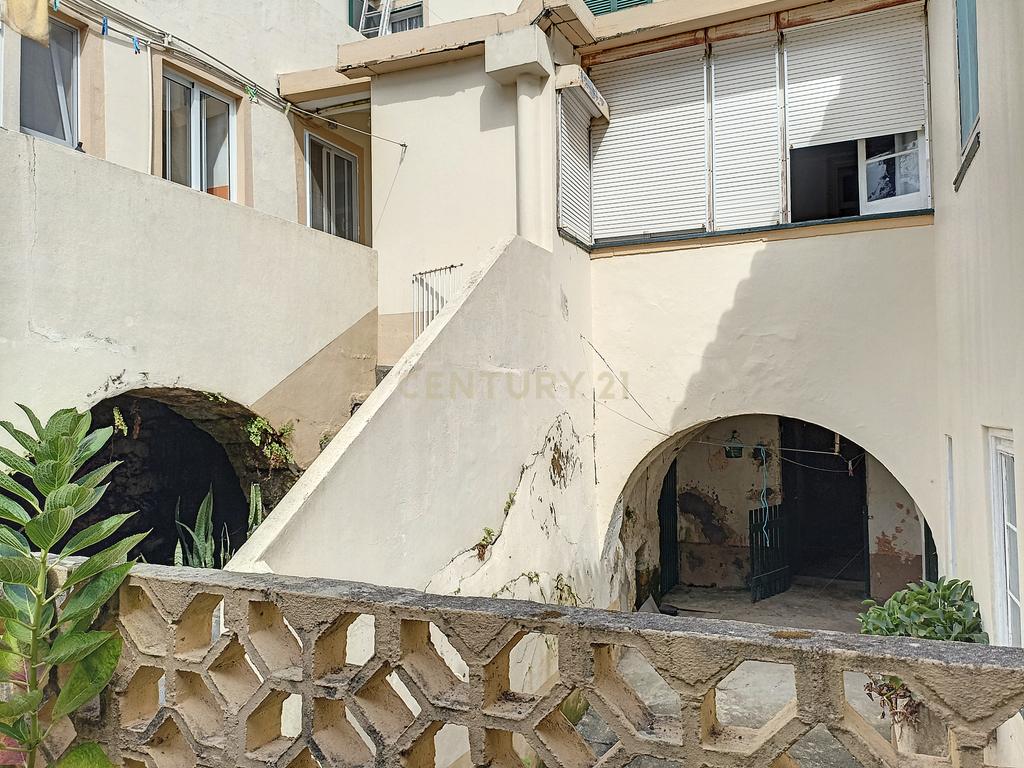 Moradia de estilo antigo com quintal no centro de Ponta Delgada - Image 23