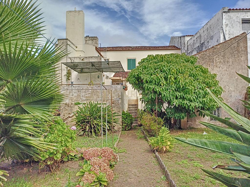 Moradia de estilo antigo com quintal no centro de Ponta Delgada - Image 6
