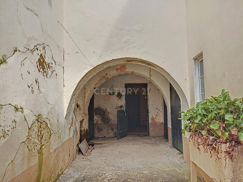 Moradia de estilo antigo com quintal no centro de Ponta Delgada - Image 28