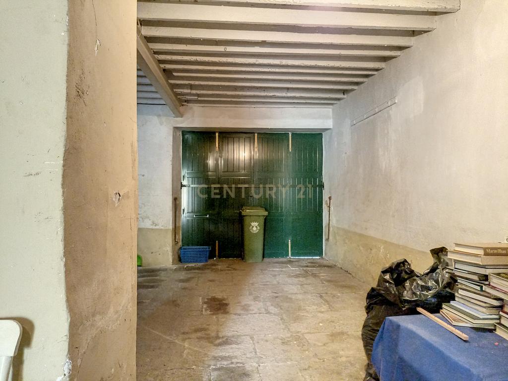 Moradia de estilo antigo com quintal no centro de Ponta Delgada - Image 27