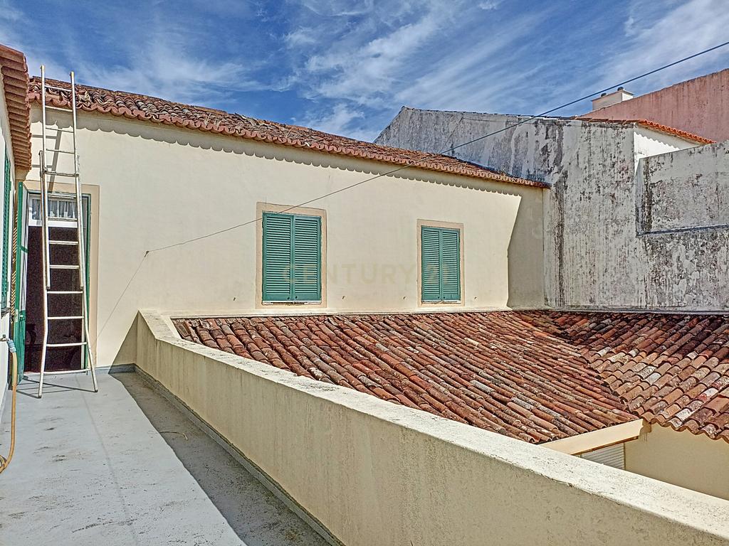 Moradia de estilo antigo com quintal no centro de Ponta Delgada - Image 38