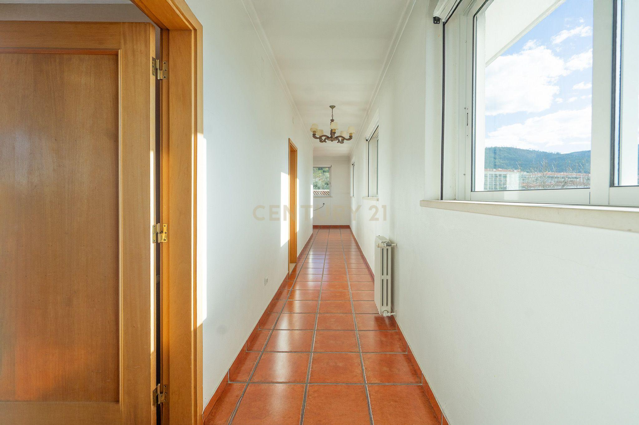 Moradia T5 com varanda coberta,terraço,piscina,jardim,poço,anexo e telheiro numa localização privilegada no centro de Lousã - Image 39