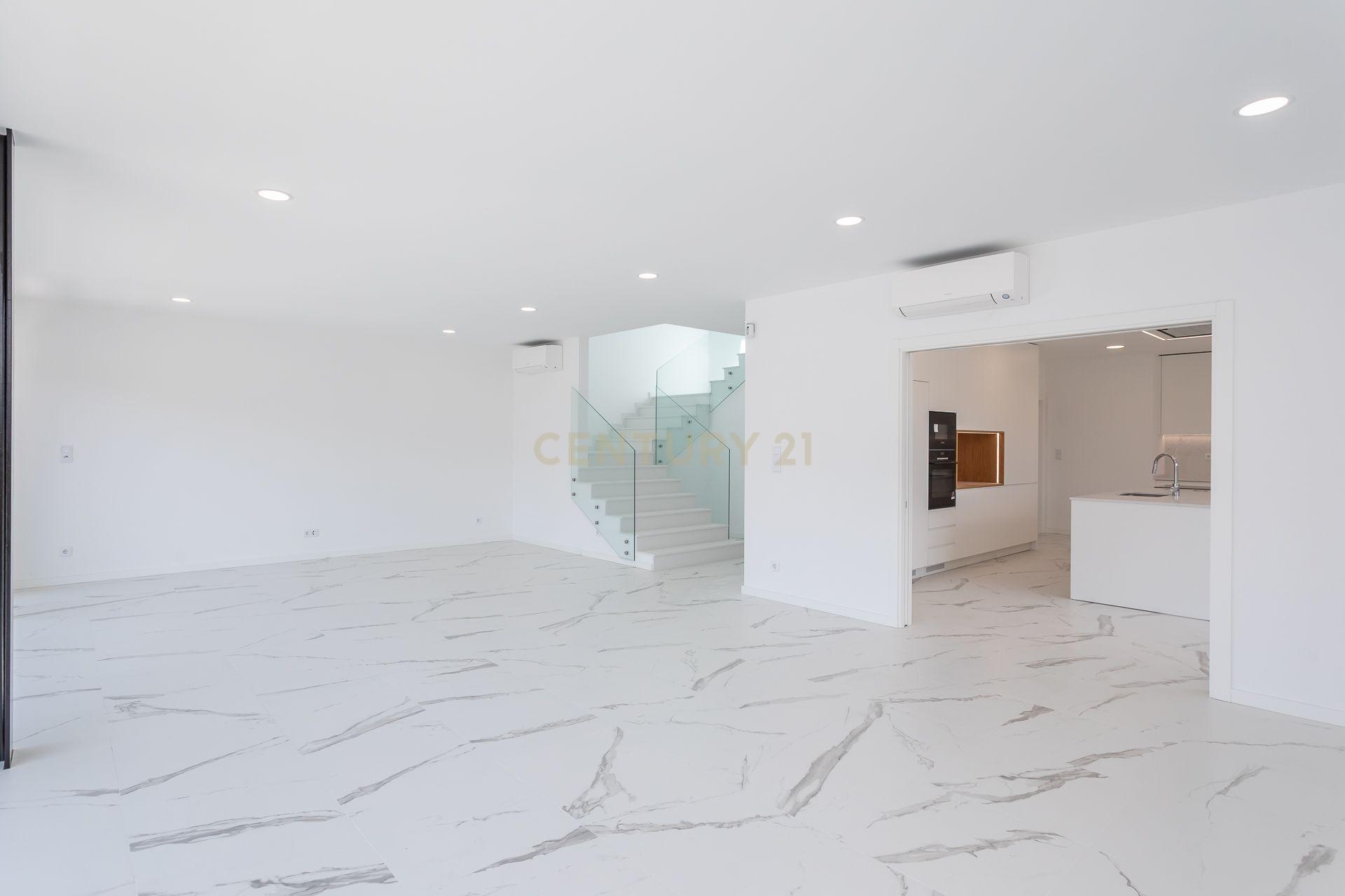 Fotografia 9 de Excelente moradia Construção Nova com Piscina