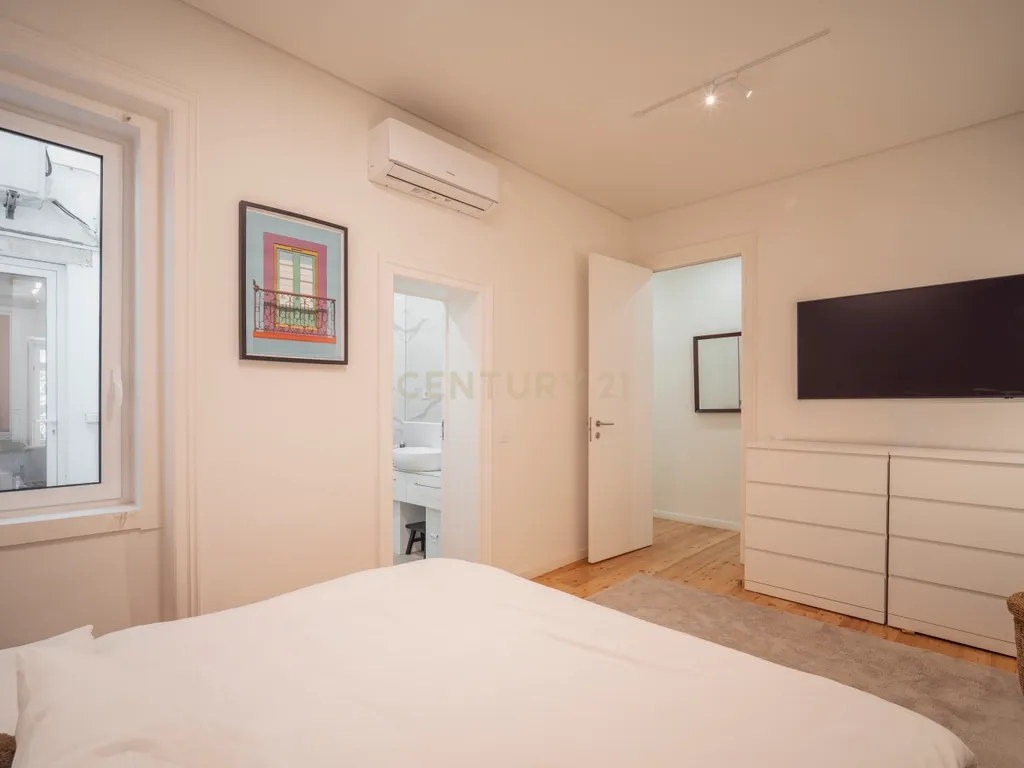 Apartamento Encantador com Jardim Privativo — Santo António, Lisboa - Image 19