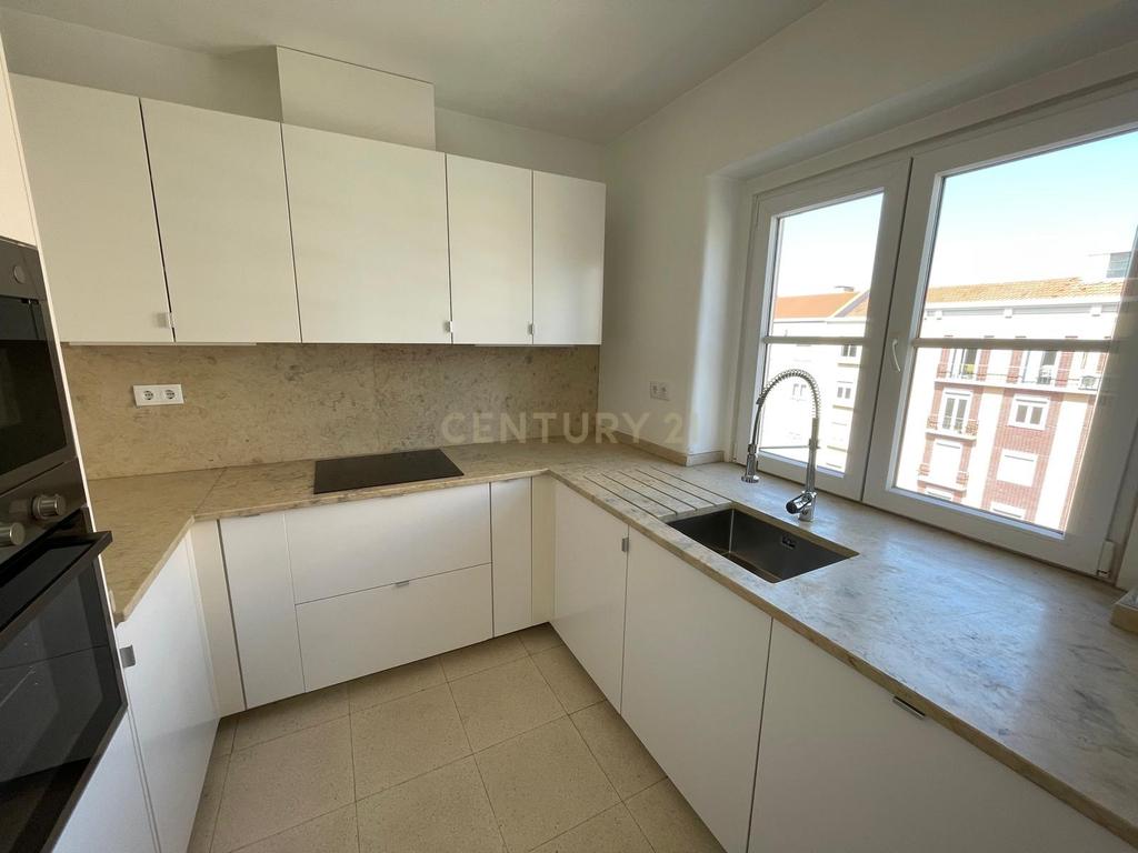 Apartamento T3 renovado para arrendamento na Avenida de Roma com elevador - Image 26
