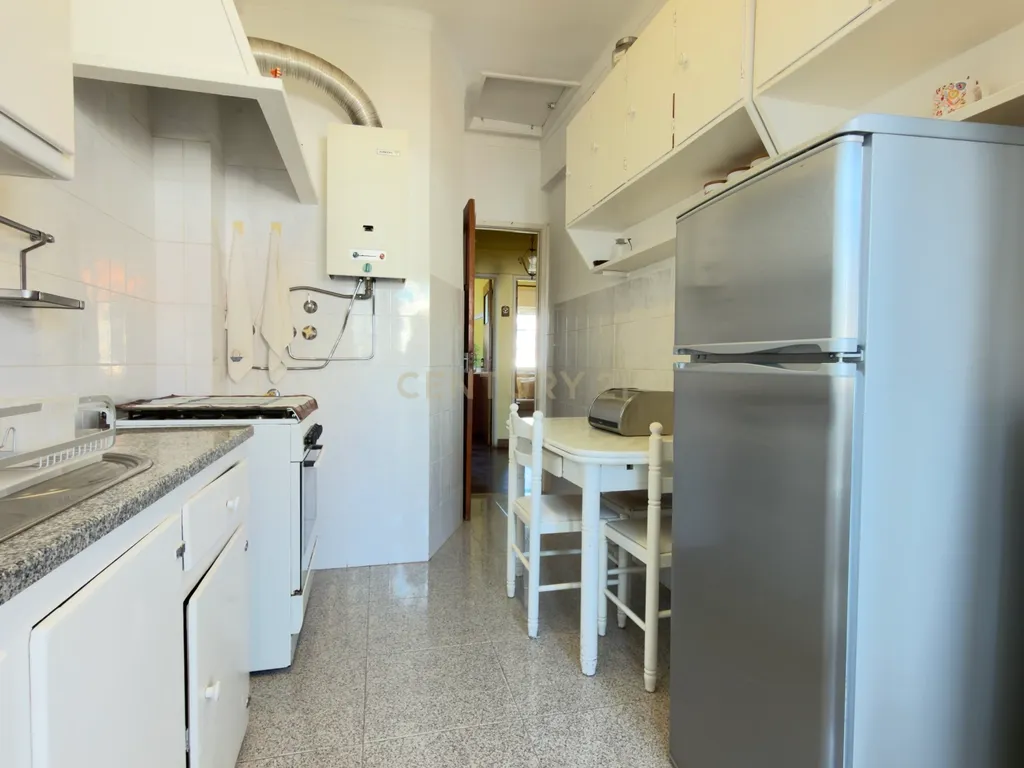 Apartamento T2 para remodelar com vista para o Convento de São Vicente - Image 8