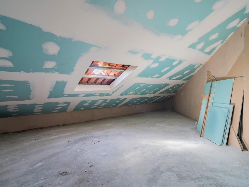 Excelente Apartamento T3 + 1 em remodelação - Image 24