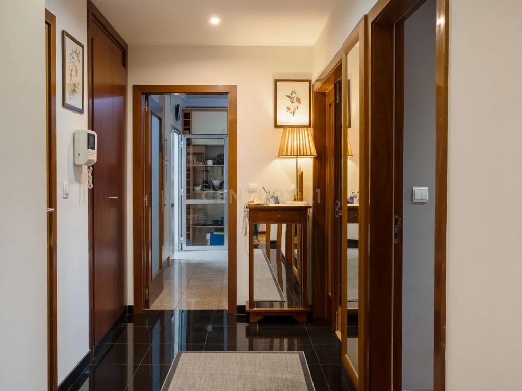 Penthouse Exclusiva T5 – Luxo, Conforto e Espaço em Pleno Coração da Cidade - Image 11