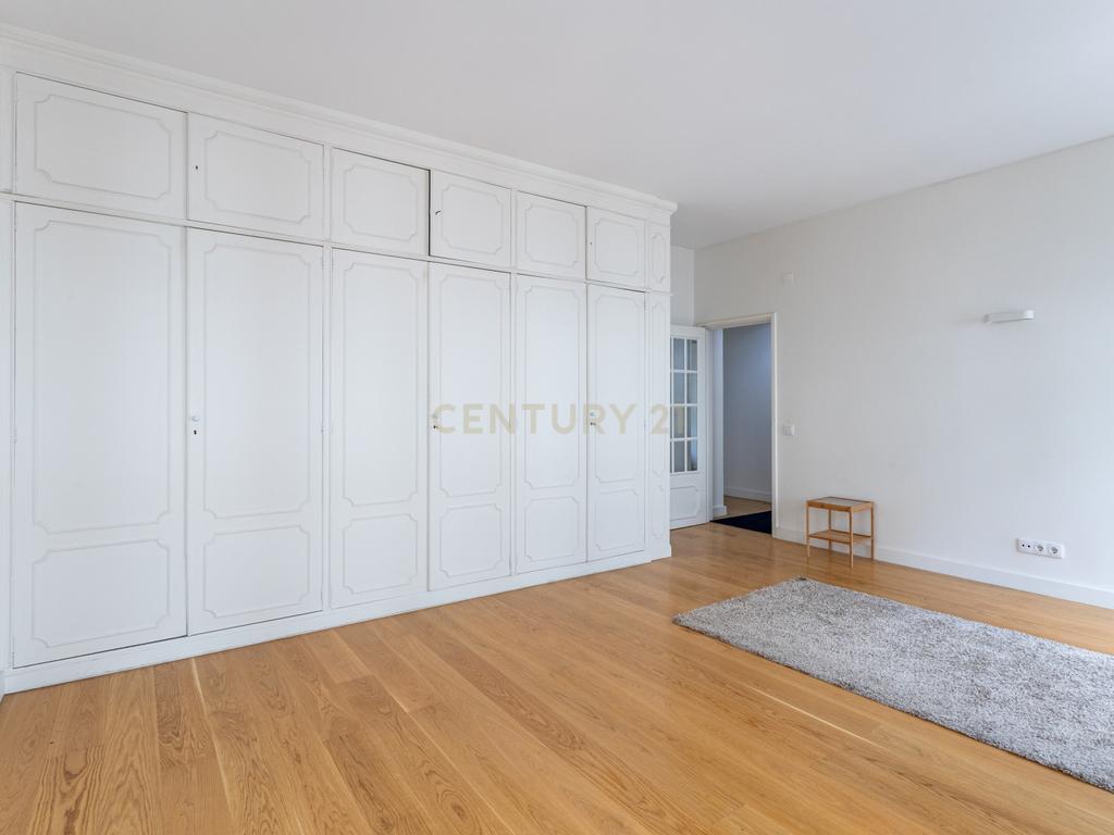 Apartamento T2 renovado, com estacionamento e elevador, em Campo de Ourique, Lisboa - Image 15