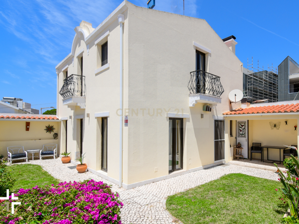 Moradia T2 com Jardim e Alpendres Exclusivos | São Pedro do Estoril - Image 1