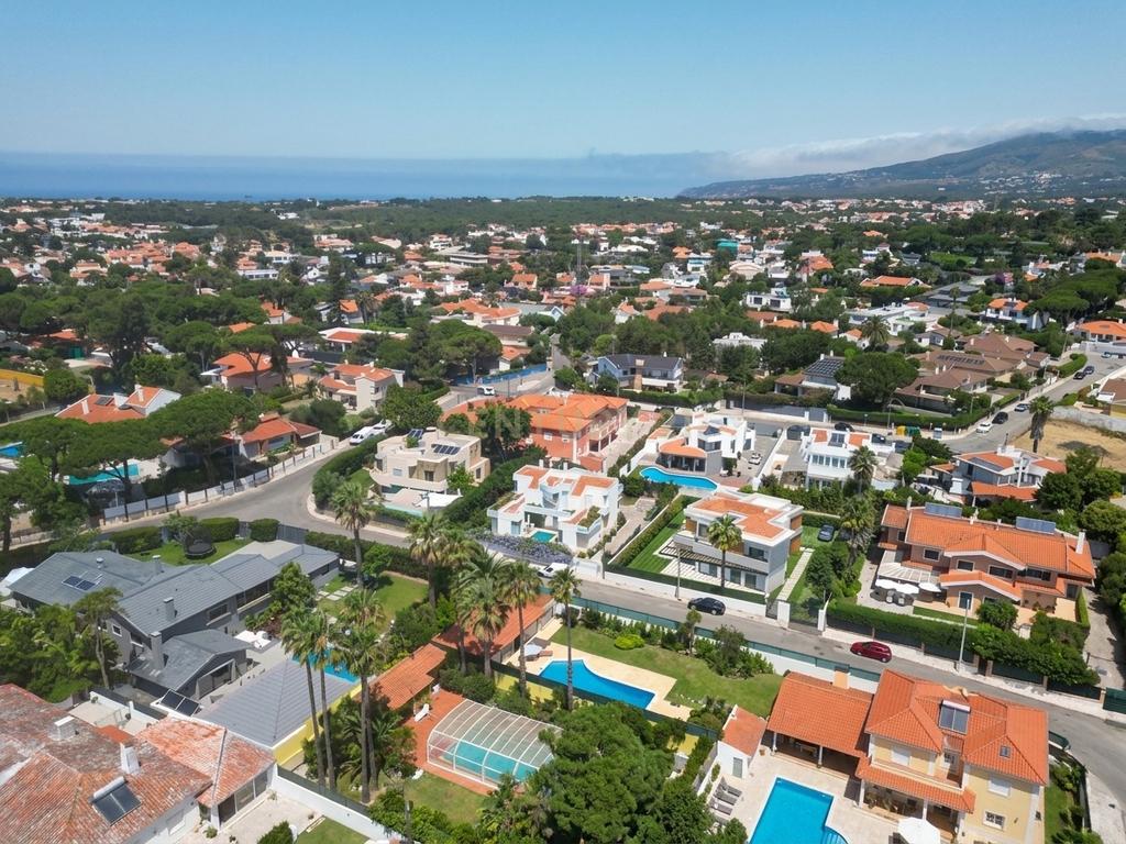 Moradia T4+1 contemporânea com piscina e jardim em Birre - Image 11