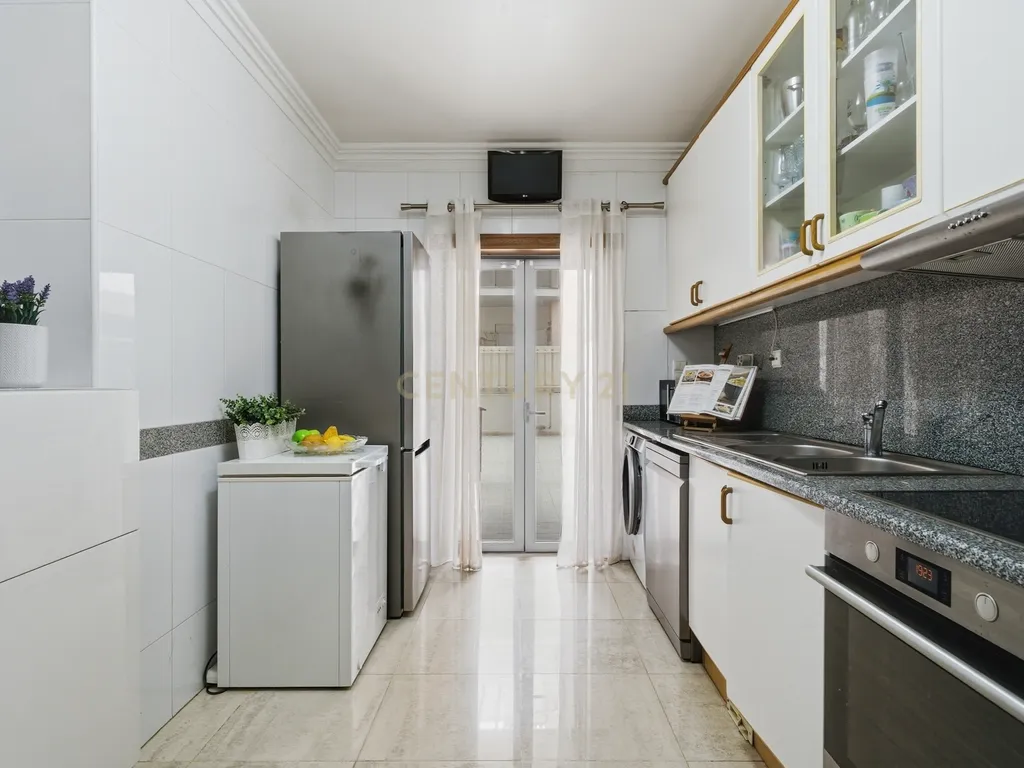 Apartamento T3 com terraço privativo, churrasqueira, zona de refeição e forno a lenha — Venda do Valador, Venda do Pinheiro - Image 9