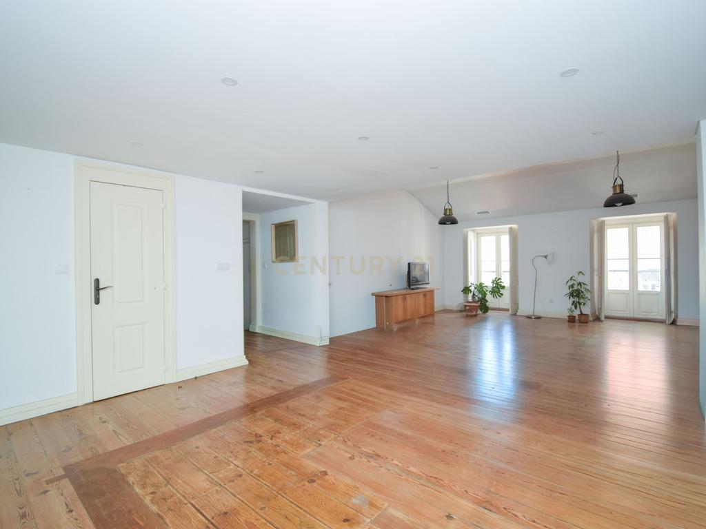 Apartamento T5 Duplex para Arrendamento em Alcântara (2.300€) - Image 5