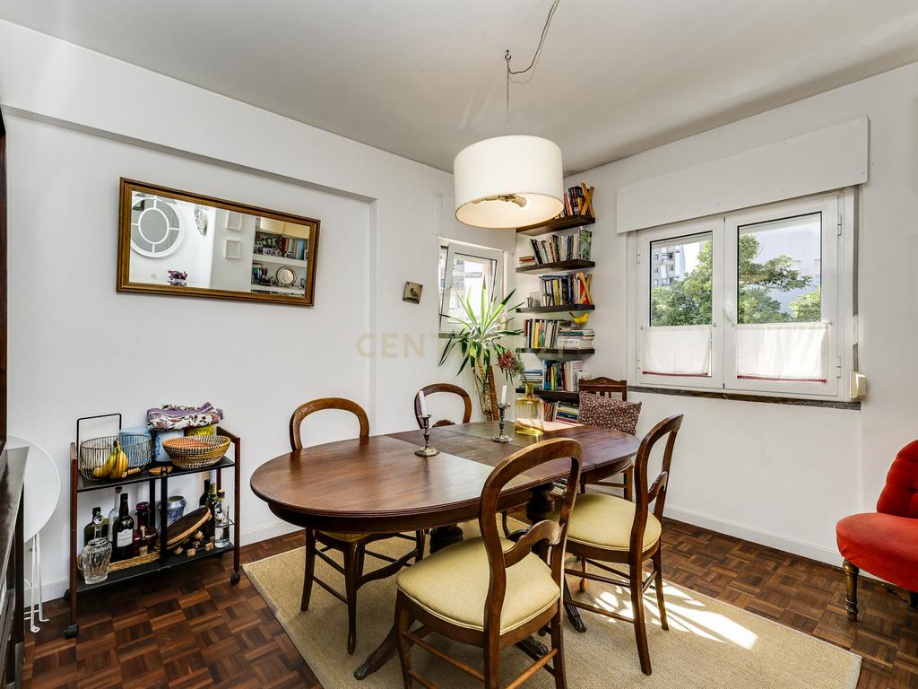 T5 Alfragide com Varanda - Image 8