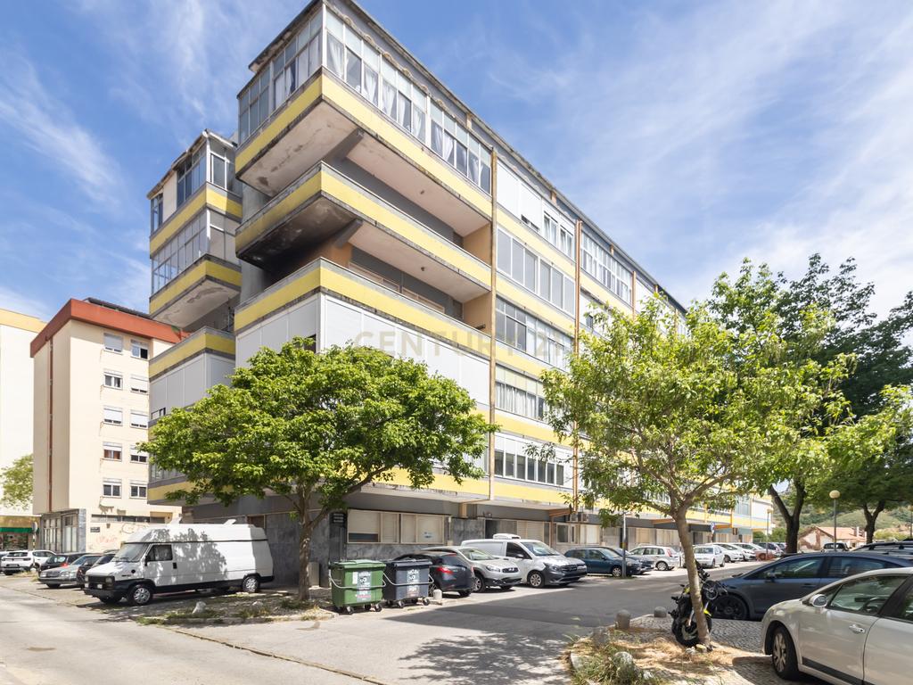 Apartamento T2 para arrendamento no centro da Costa da Caparica - Image 2