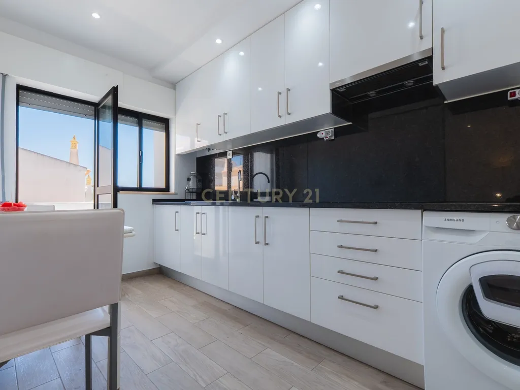 Apartamento renovado com Piscina, Garagem, com varandas, perto da praia em Alvor - Image 4