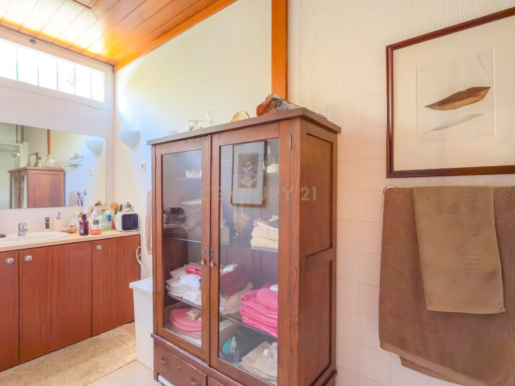 EXCELENTE MORADIA COM TERRENO DE 1000 M2 EM CAXIAS, COM OTIMA LOCALIZAÇÃO, BOAS AREAS, JARDIM MARAVILHOSO E PISCINA - Image 34