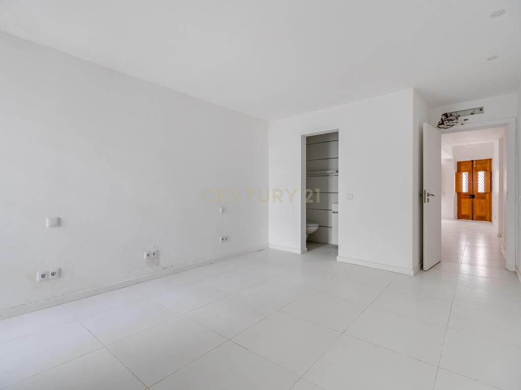 MORADIA T2 NA BAIXA DE OLHÃO C/ 2 PISCINAS - Image 6