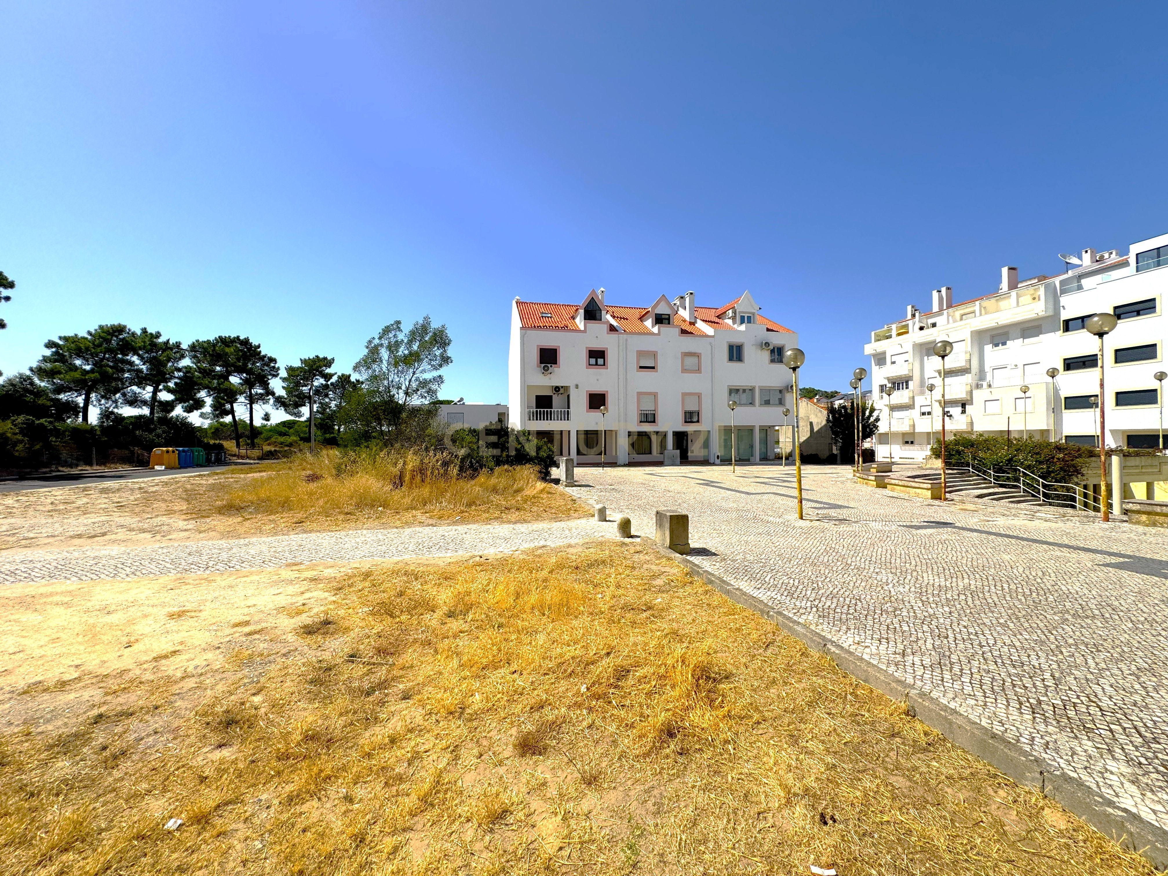 Fotografia 12 de Terreno Urbano para Construção de Moradia T4 com Loja - Sobreda, Almada