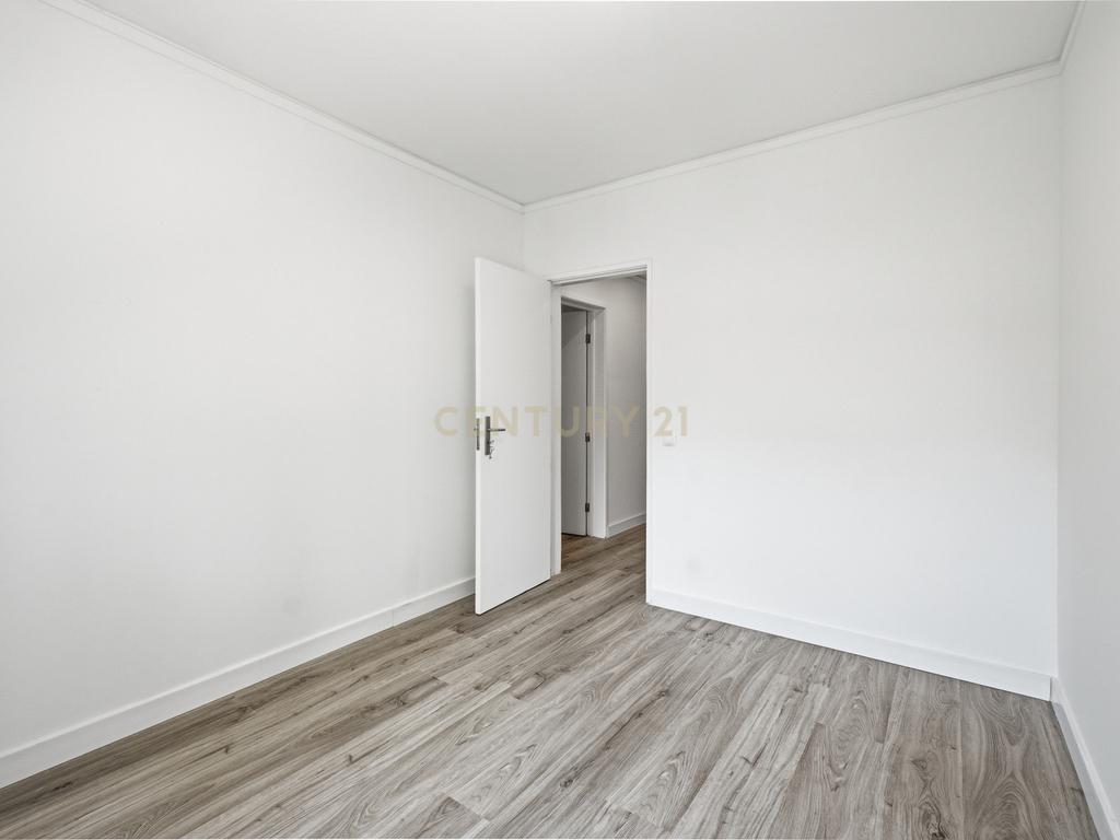 Apartamento T2 Remodelado PC Simão da Veiga Junior 1 - Santo António Dos Cavaleiros - Image 26