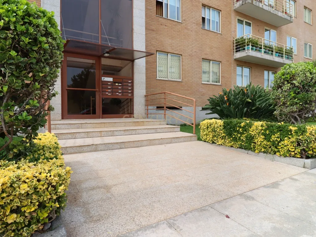 Apartamento T3 Caulinos, 2 Lugares de Garagem e Arrumos - Image 6