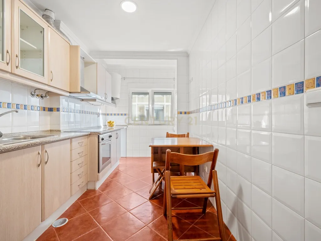 Apartamento T1 central com varanda em Baixa da Banheira - Image 2