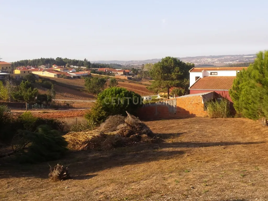 Terreno para construção c/ anexo - Lourinhã - Image 1