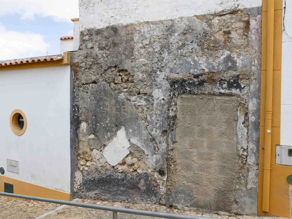 Moradia em ruinas no centro histórico de Palmela - Image 7