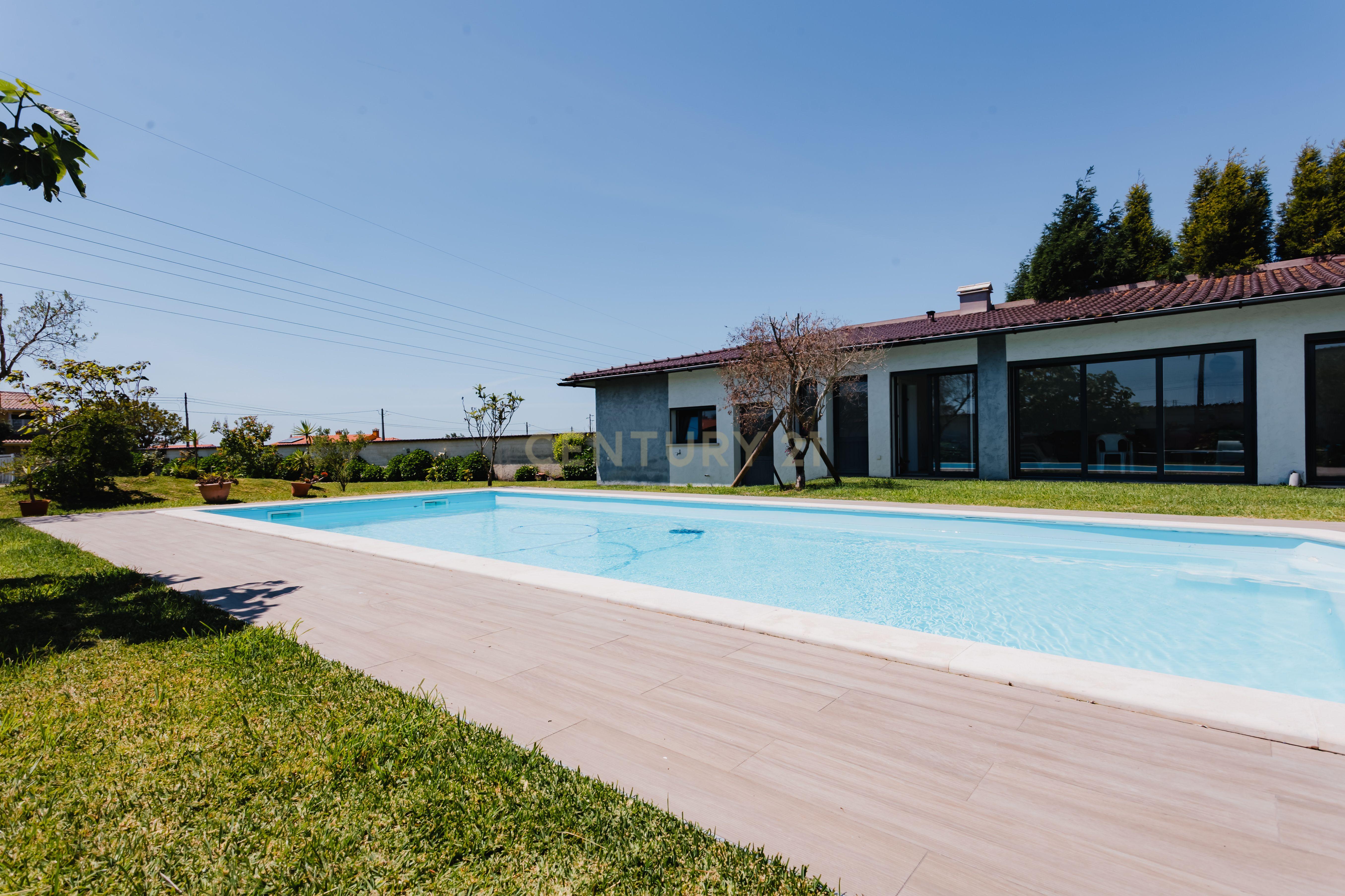 Fotografia 5 de Moradia com Piscina, Terreno e Anexos a 2 Km da praia