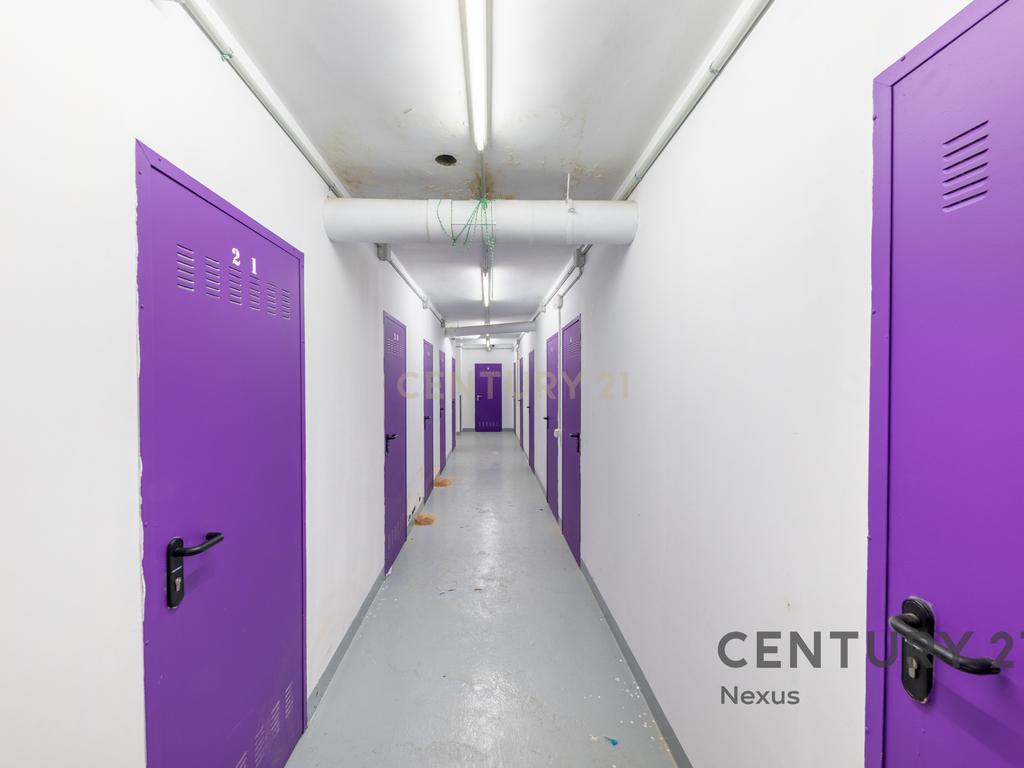 Oportunidade de Investimento em Mataró: Espaço com 21 Arrecadações - Image 1
