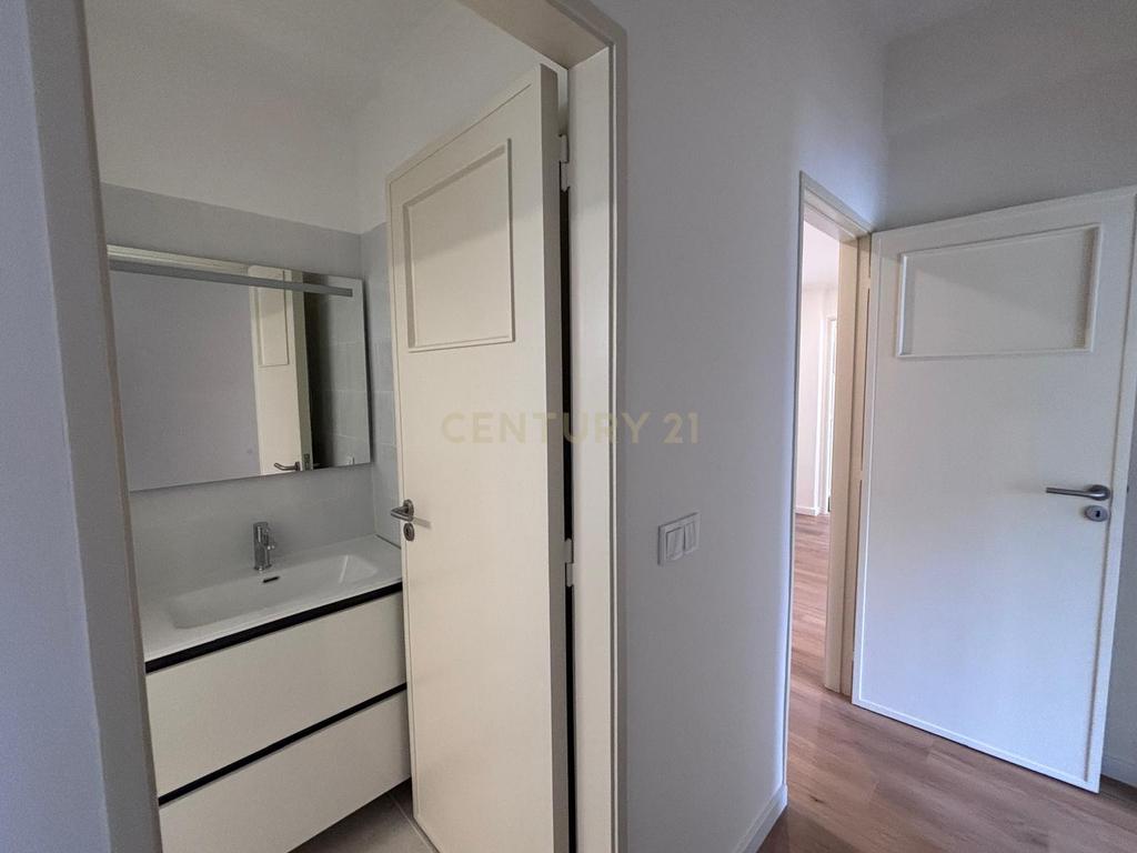 T3+1 Remodelado totalmente com excelentes áreas na carismática e tradicional zona da Estrela - Image 14