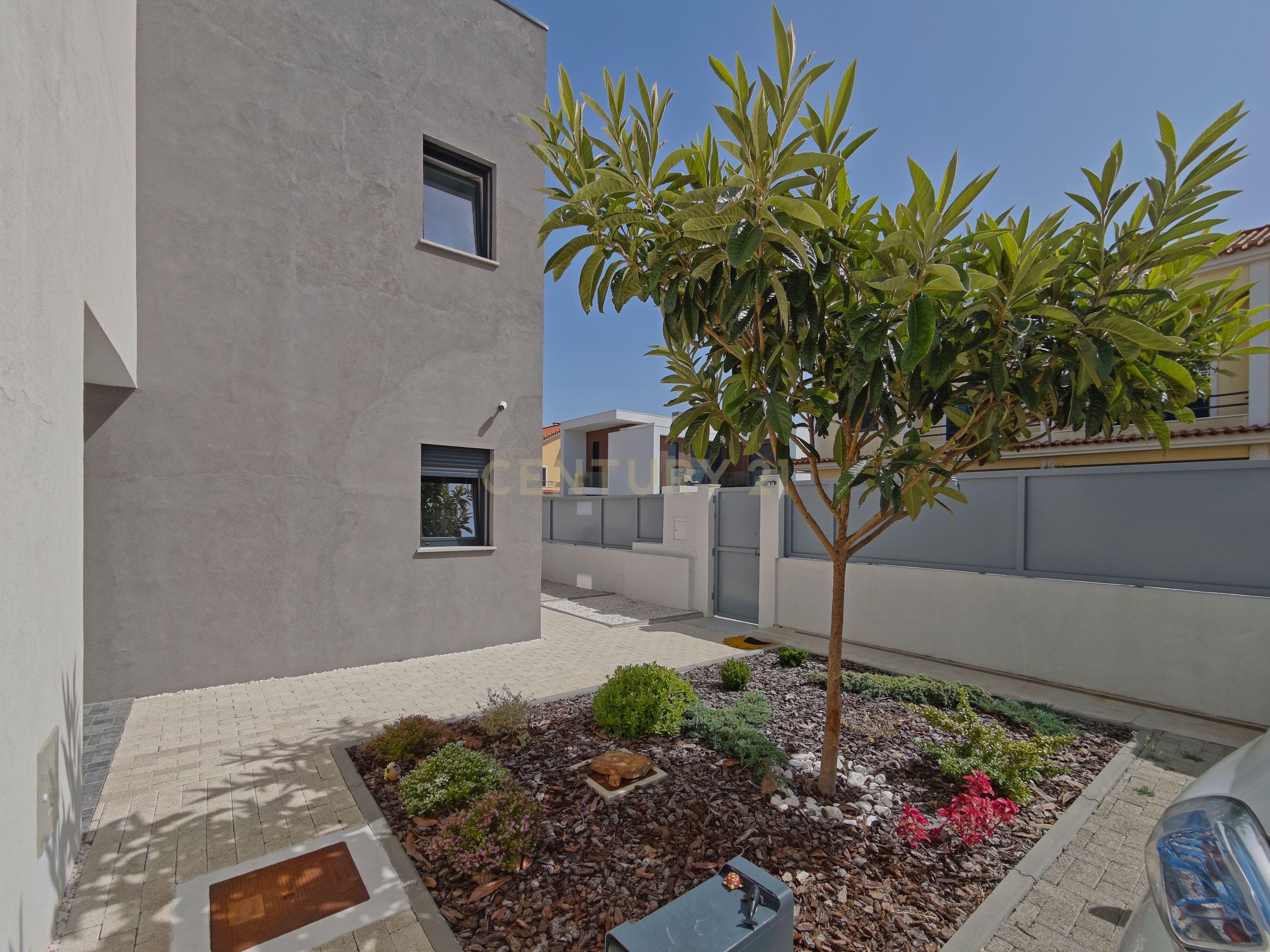 Fotografia 10 de Moradia Contemporânea T3 + Escritório, com Jardim e Painéis Solares em São Domingos de Rana, Cascais