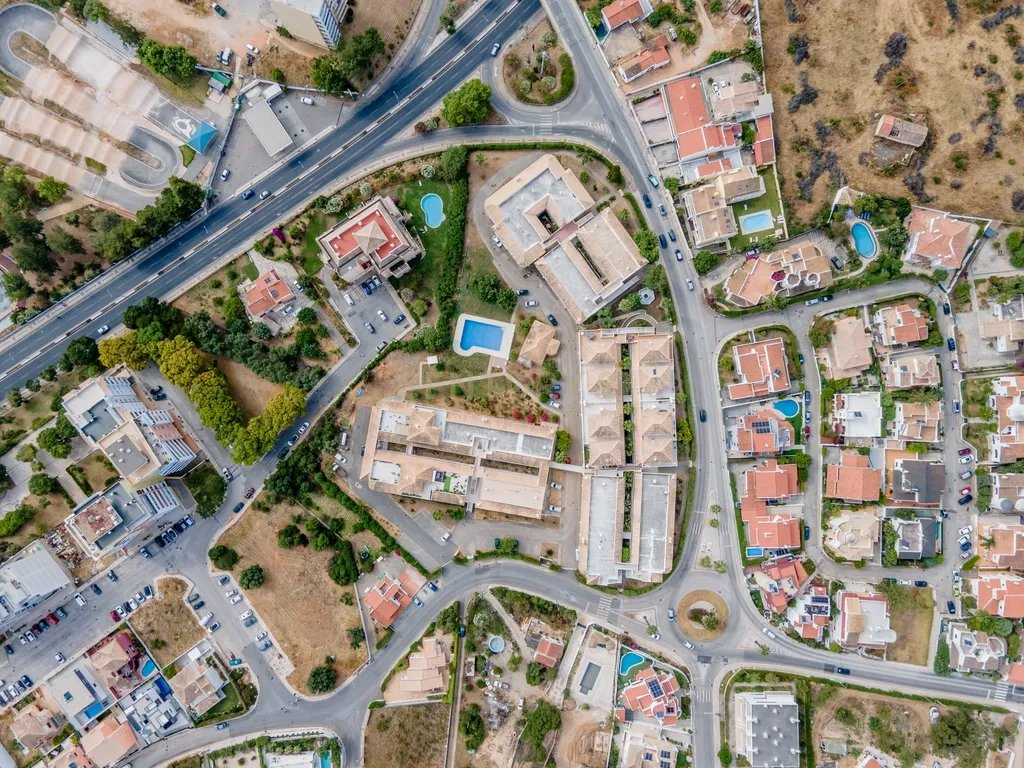 Arrecadação Multifuncional com 17 m² e Luz Natural – Condomínio Quintão Velho, Portimão - Image 12