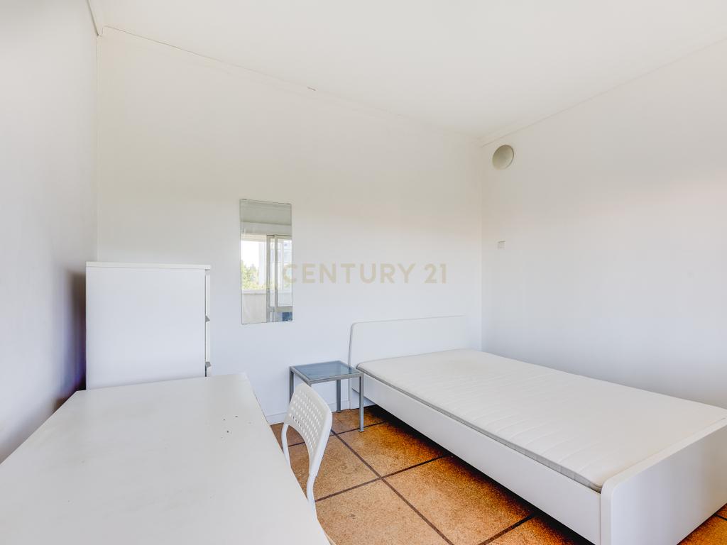  Apartamento T4 para Remodelação no Coração dos Olivais, com Vista Fantástica - Image 24