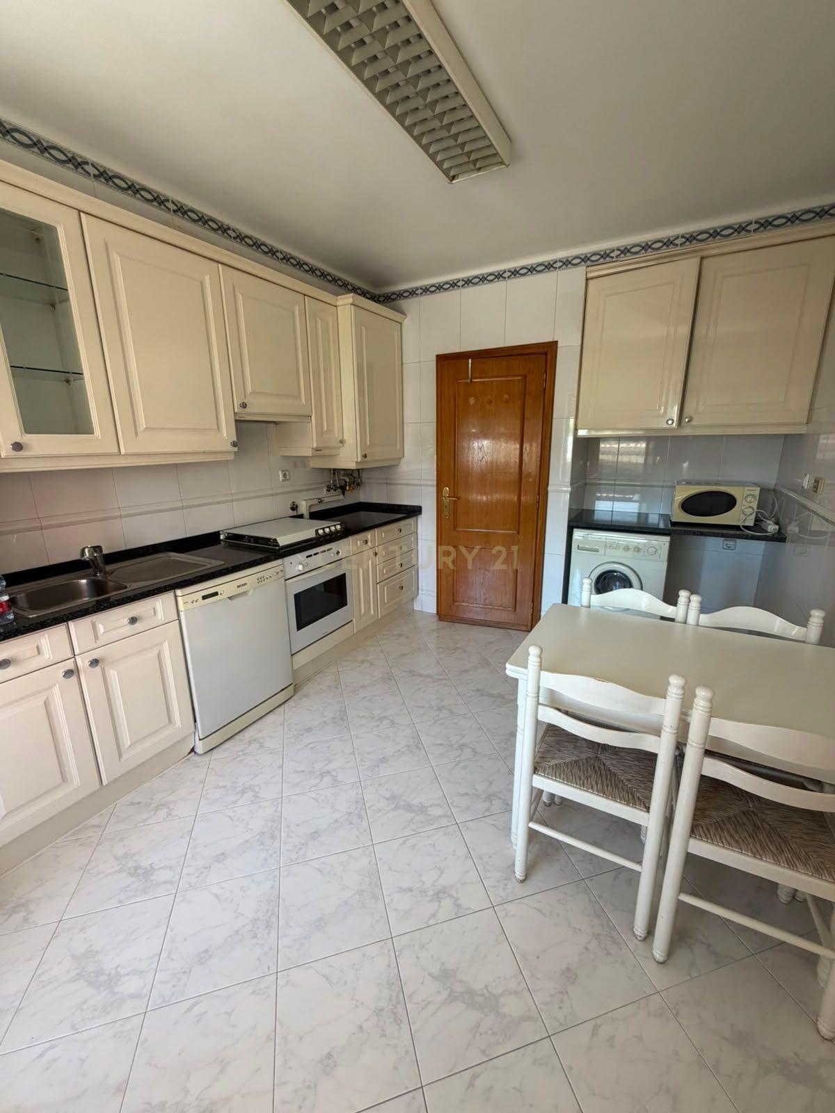 Fotografia 9 de T1 mobilado com 70 m² e garagem junto ao Metro das Laranjeiras