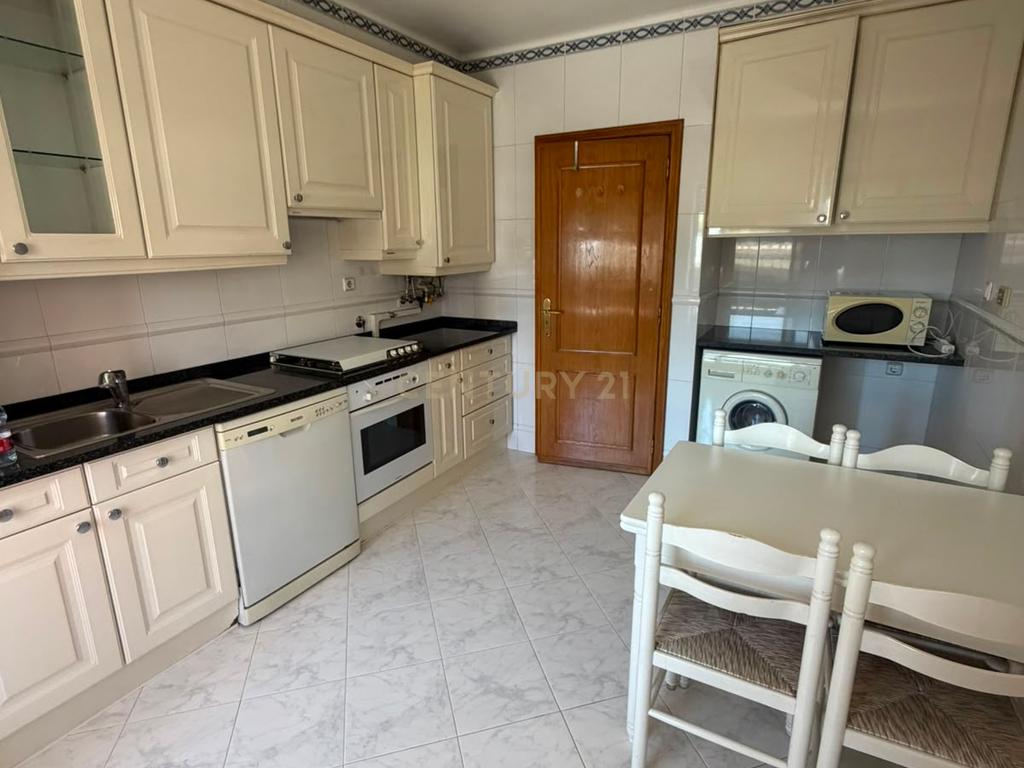 T1 mobilado com 70 m² e garagem junto ao Metro das Laranjeiras - Image 9