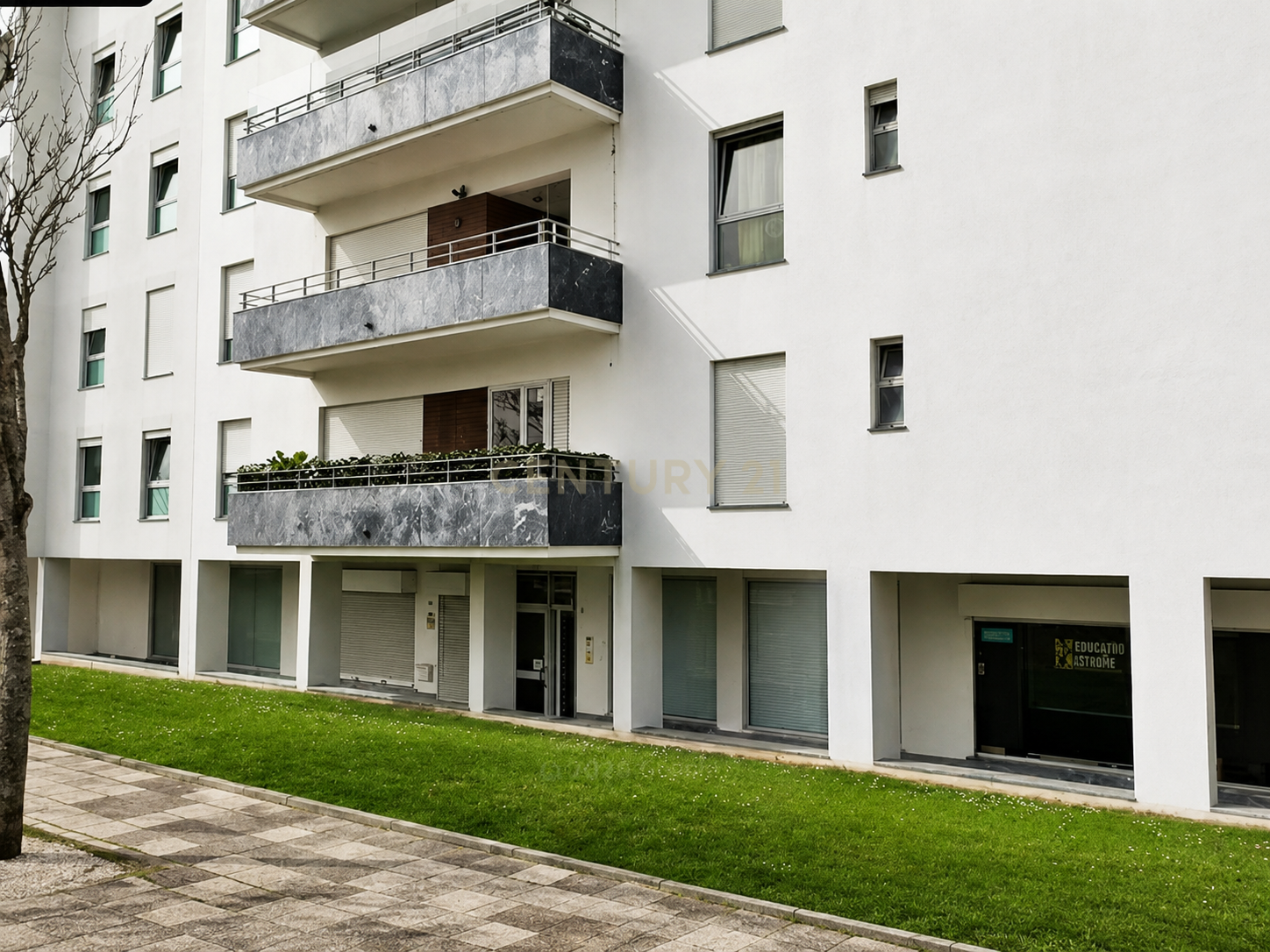 Fotografia 7 de LOJA COMERCIAL COM DUAS FRENTES | PORTO SALVO | OEIRAS