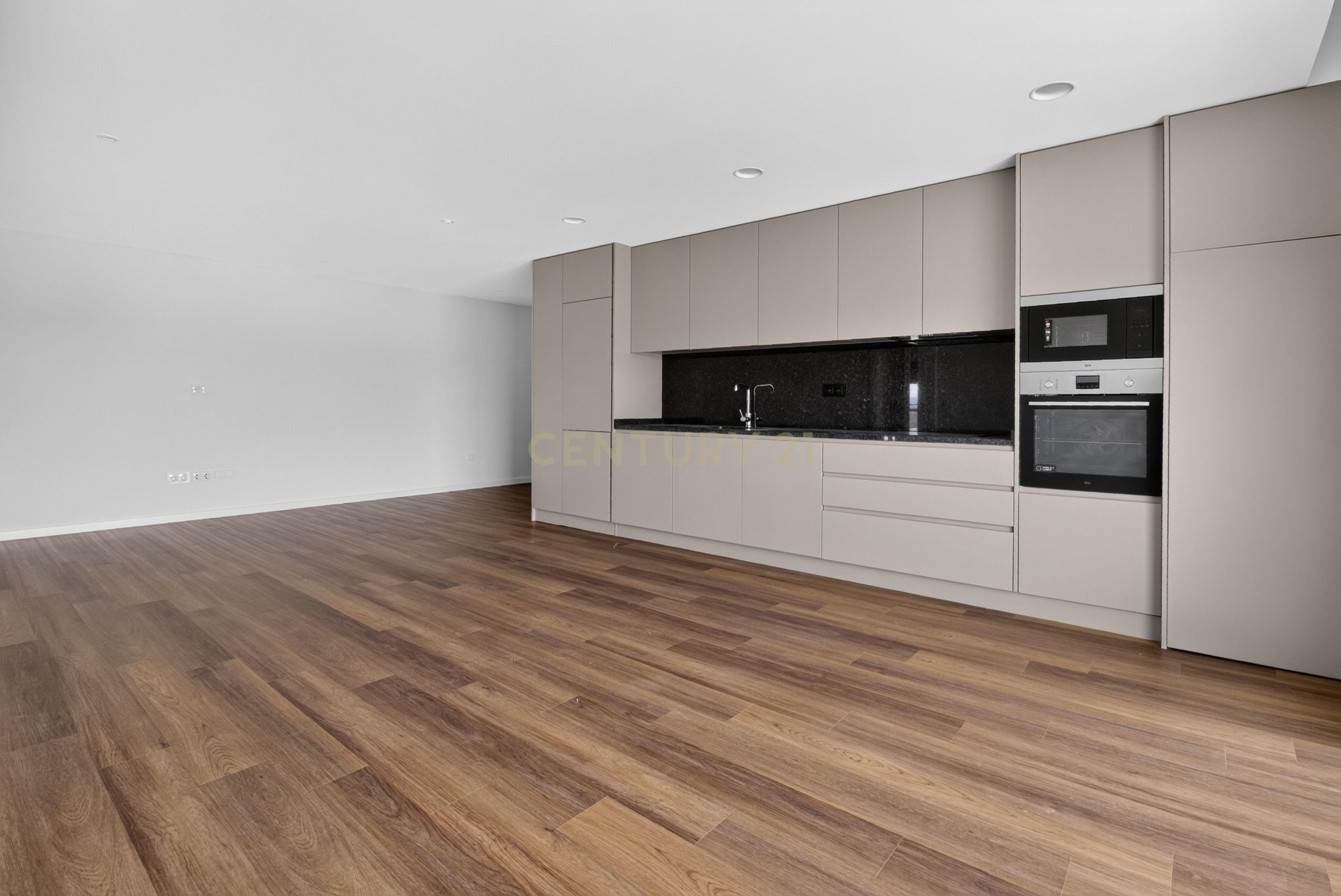 Fotografia 10 de T3 Novo em Ferreiros, Braga | Suíte e 2 Quartos com Closet e Varanda Panorâmica